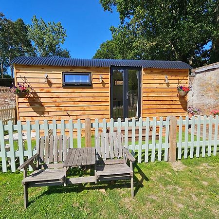 فندق Gatwick Hideaway Hut تشارلوود المظهر الخارجي الصورة