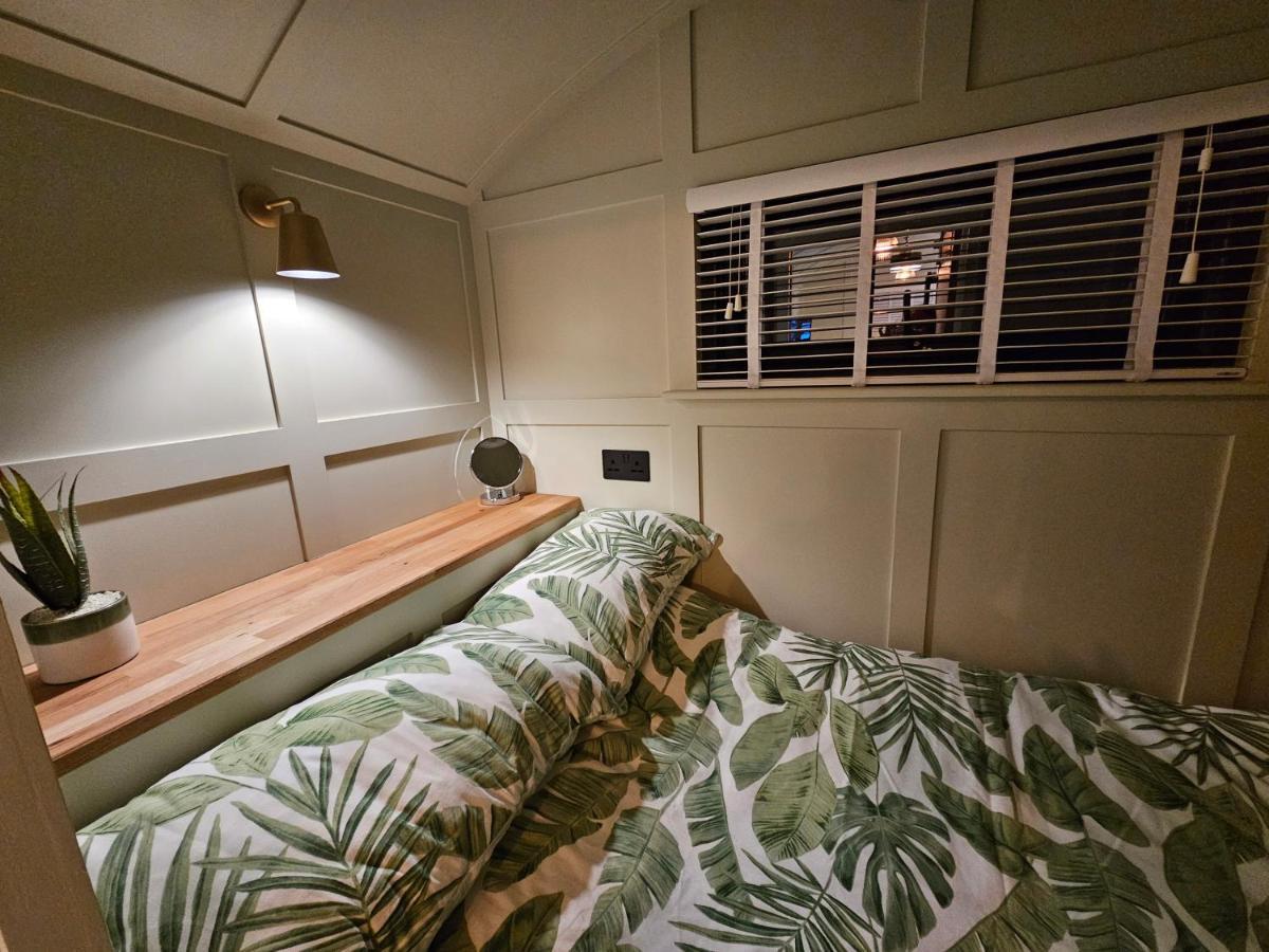 فندق Gatwick Hideaway Hut تشارلوود المظهر الخارجي الصورة