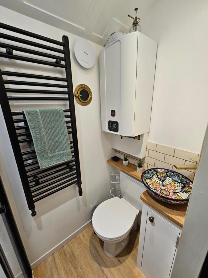 فندق Gatwick Hideaway Hut تشارلوود المظهر الخارجي الصورة