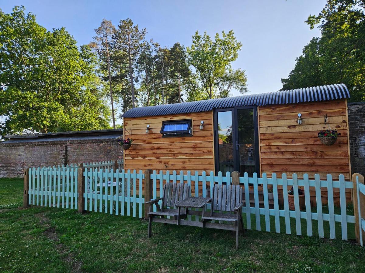 فندق Gatwick Hideaway Hut تشارلوود المظهر الخارجي الصورة