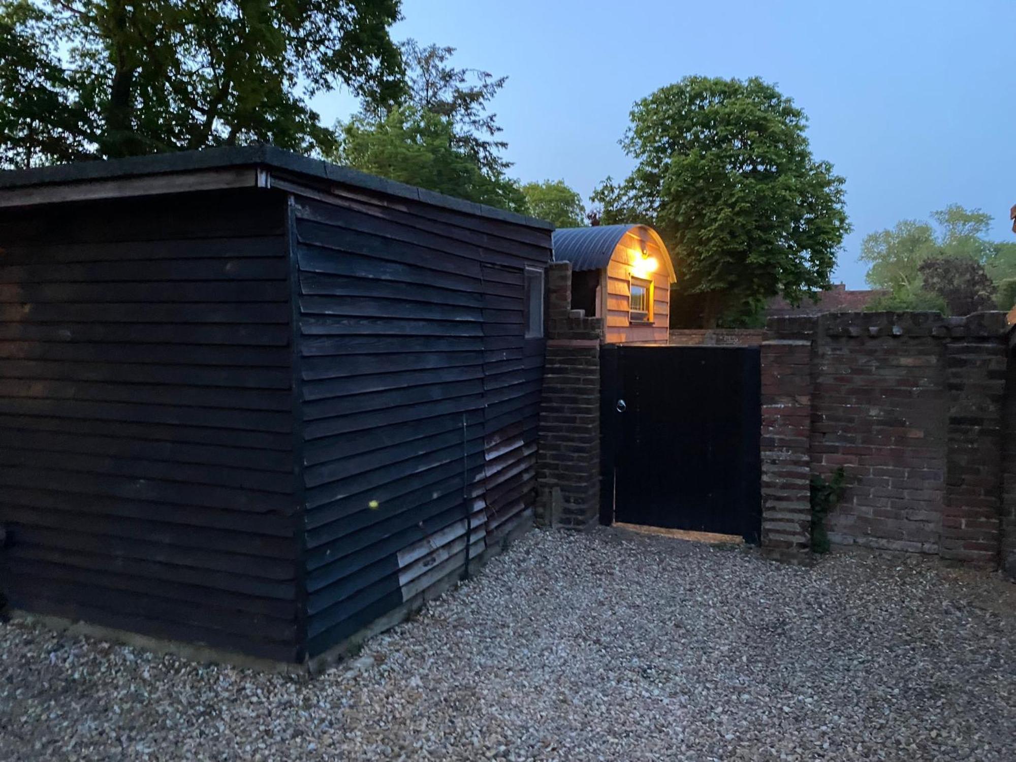 فندق Gatwick Hideaway Hut تشارلوود المظهر الخارجي الصورة