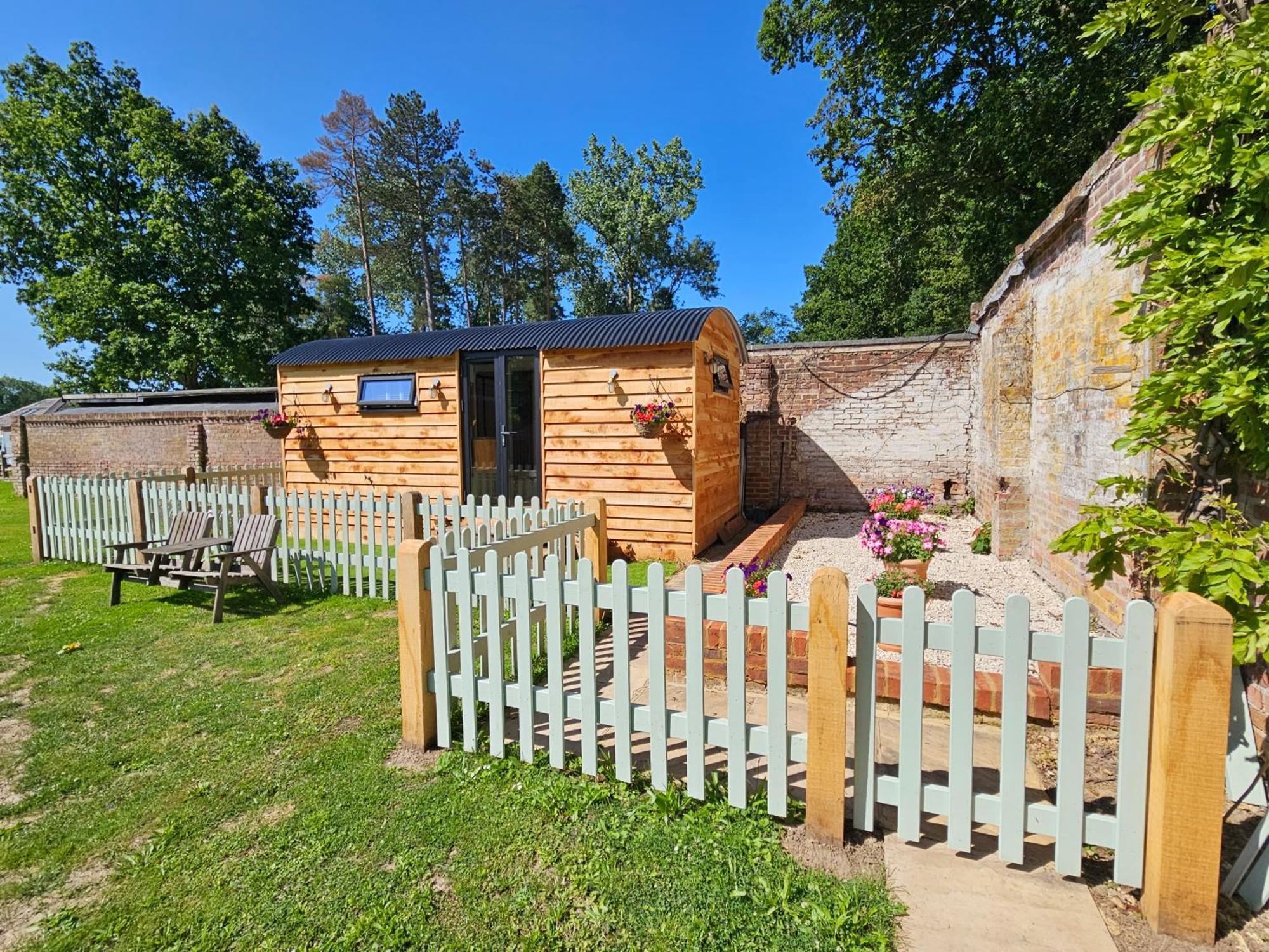فندق Gatwick Hideaway Hut تشارلوود المظهر الخارجي الصورة